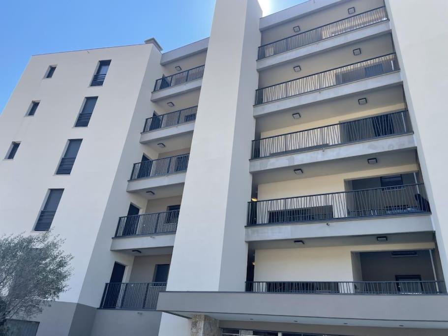 La Cle Terrasse, Proche Port,centre, Parking,clim Apartment